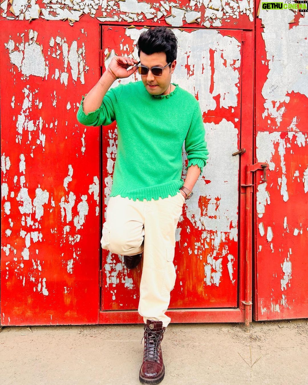 Varun Sharma Instagram - Aam Pakk raha hai🤓 🥭 Kicking off #Cirkus Promotions!!❤️⚡️ #cirkusthischristmas 🎪💫 Styled by - @anshikaav Assisted by - @yash__shah1612 Shoes - @voganow Accessories - @inoxjewelryin Sunglasses - @rosvinbugs Watch - @guess Hair by- @imbhushanshinde Make up by- @nileshskkushwaha Assisted By - @iam_mannugiri