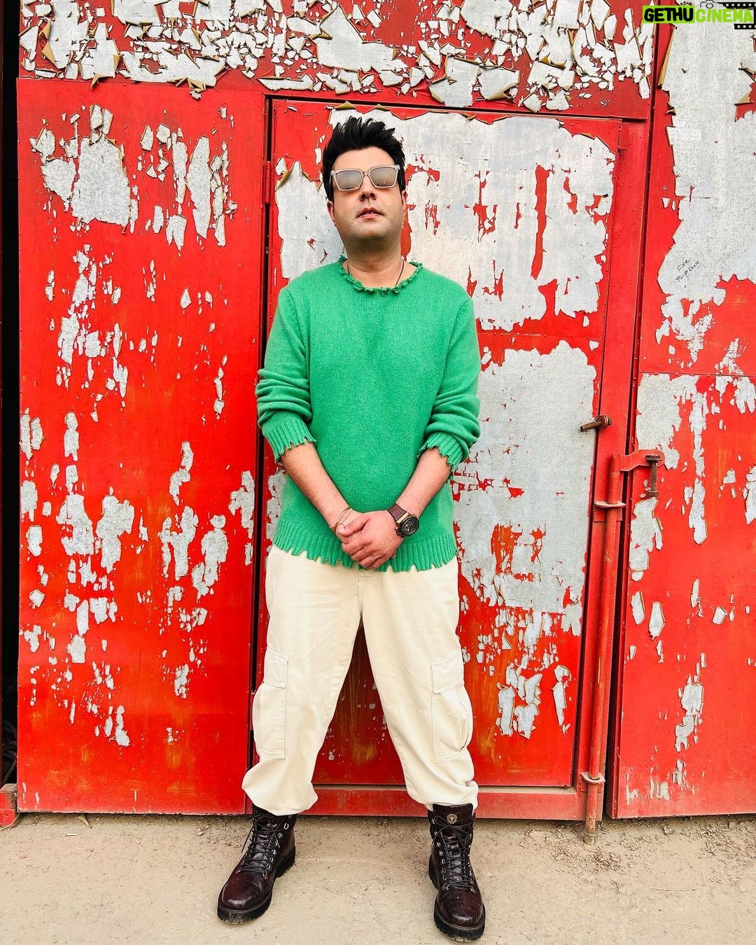 Varun Sharma Instagram - Aam Pakk raha hai🤓 🥭 Kicking off #Cirkus Promotions!!❤️⚡️ #cirkusthischristmas 🎪💫 Styled by - @anshikaav Assisted by - @yash__shah1612 Shoes - @voganow Accessories - @inoxjewelryin Sunglasses - @rosvinbugs Watch - @guess Hair by- @imbhushanshinde Make up by- @nileshskkushwaha Assisted By - @iam_mannugiri