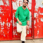 Varun Sharma Instagram - Aam Pakk raha hai🤓 🥭 Kicking off #Cirkus Promotions!!❤️⚡️ #cirkusthischristmas 🎪💫 Styled by - @anshikaav Assisted by - @yash__shah1612 Shoes - @voganow Accessories - @inoxjewelryin Sunglasses - @rosvinbugs Watch - @guess Hair by- @imbhushanshinde Make up by- @nileshskkushwaha Assisted By - @iam_mannugiri