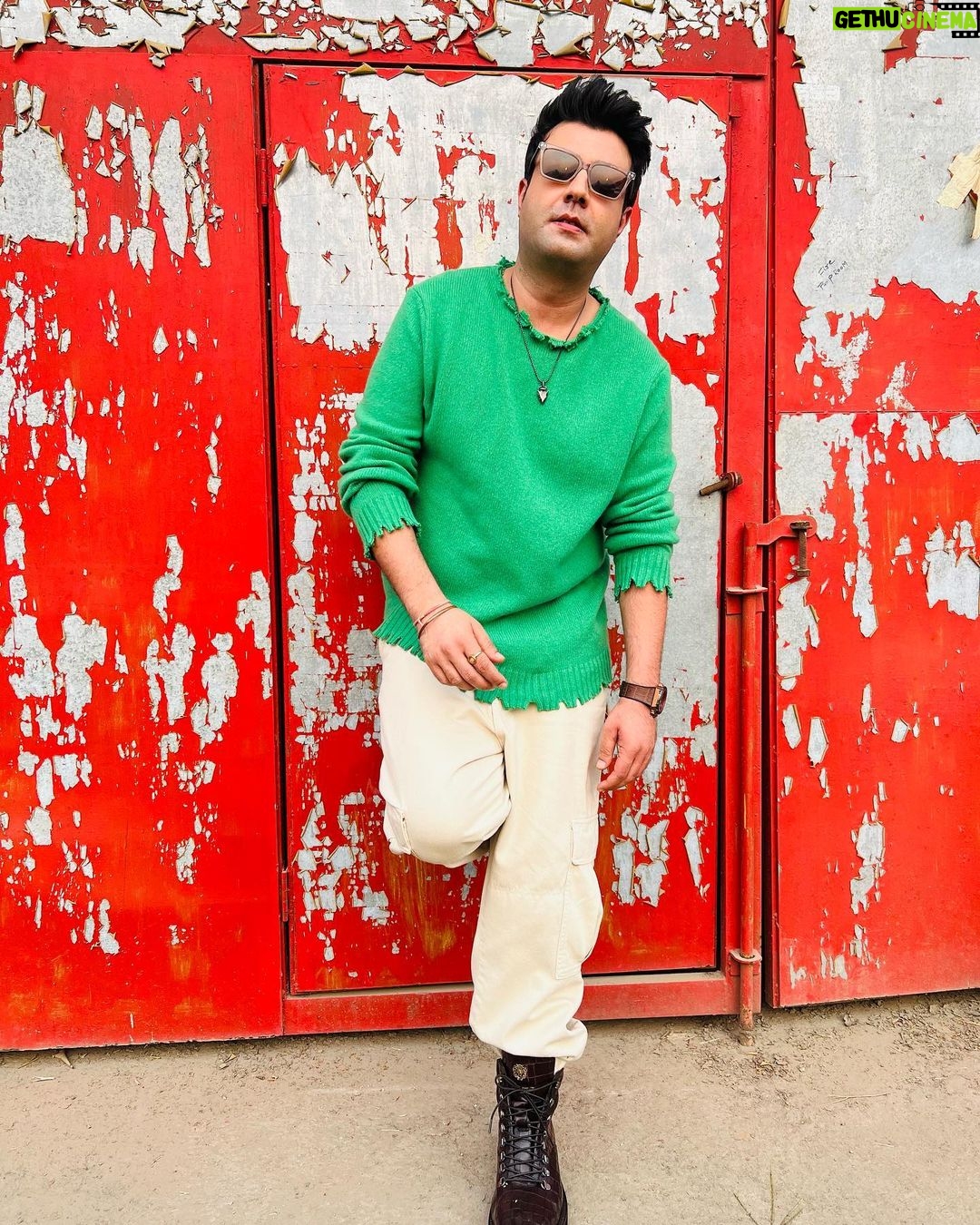 Varun Sharma Instagram - Aam Pakk raha hai🤓 🥭 Kicking off #Cirkus Promotions!!❤️⚡️ #cirkusthischristmas 🎪💫 Styled by - @anshikaav Assisted by - @yash__shah1612 Shoes - @voganow Accessories - @inoxjewelryin Sunglasses - @rosvinbugs Watch - @guess Hair by- @imbhushanshinde Make up by- @nileshskkushwaha Assisted By - @iam_mannugiri