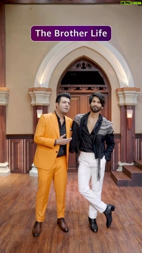 Varun Sharma Instagram - Bhai, I’ll save you from tough decisions (or Atleast try😜)🤣🤣 Watch @shahidkapoor on #CaseTohBantaHai’s finale, now streaming on @amazonminitv @riteishd @kushakapila @iamparitoshtripathi @sidharthsagar.official @iamkavindave @banijayasia