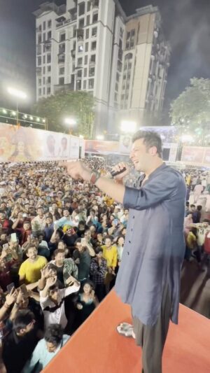 Varun Sharma Instagram - What a night. What energy and what an amazing crowd 😍 FULL POWER!!!! Thank you so much guys..lots of love❤️ Aur meri taraf se aap sabhi ko Happy Dussehra! 🙏🏻✨