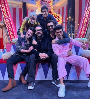 Varun Sharma Instagram - A picture is worth a thousand words but I’ll say a few.. All heart for the best crew ever ❤️ helmed by the amazing Bossman @itsrohitshetty we Love you Sir✨ 
And jab apni Cirkus ki Team Khatron ke khiladi ke Grand Finale pe jayegi toh Firecrackers toh honge hi naaaaa🤓 🎪 Best Besssstt Time Eva❤️ #Cirkus2022 @ranveersingh @iam_johnylever Sir @imsanjaimishra Sir @siddharth23oct