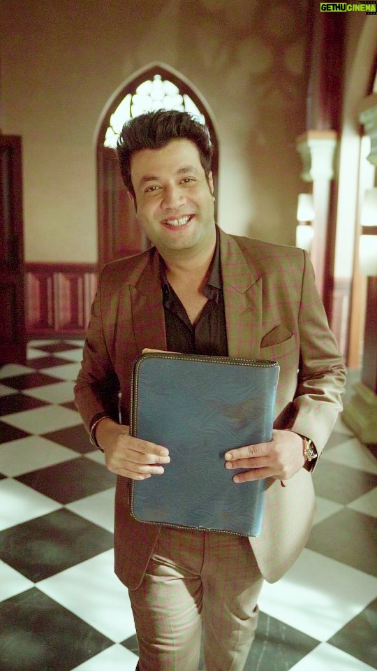 Varun Sharma Instagram - defend karne ki aadat liye, aa gaya hai hamara defending lawyer - bollywood insaaf specialist. kuch counter points aur dher saari hasi ke saath! trailer out now! #CaseTohBantaHai arrives on 29 July @fukravarun #RiteishDeshmukh #KushaKapila #VarunSharma #CaseTohBantaHai #AmazonminiTV #CaseTohBantaHaiOnminiTV #WatchNow #WatchFree #AtrangiIlzaams