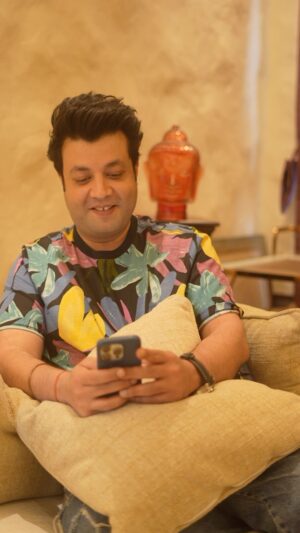 Varun Sharma Instagram - JioMart has just made my festive season very exciting with their very cool filter which lets me take a selfie with India’s Captain Cool, that too, in such simple steps. Check out JioMart’s AR filter and get your selfie with Dhoni.

#JioUtsav #CelebrationsofIndia