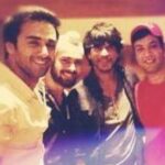 Varun Sharma Instagram – ❤️❤️❤️❤️❤️
#Repost • @mriglamba Jawaan fukrey 
(yeh picture pehli fukrey ki hai. Jawaan tab bhi Jawaan thay ab bhi Jawaan hain..fukrey tab bhi fukrey thay ab bhi fukrey hain)
Major throwback. 
@iamsrk @pulkitsamrat @fukravarun @oyemanjot