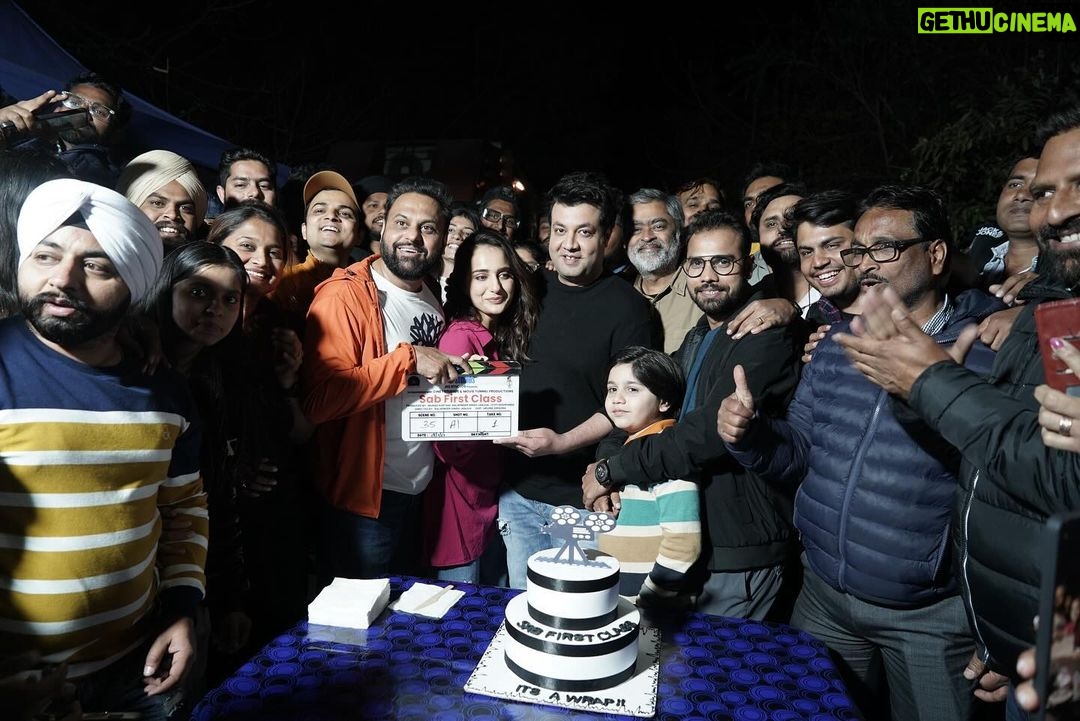 Varun Sharma Instagram - And it’s a Wrap for #SabFirstClass Ikdam First Class tareeke se..Maaze se..Dil se yeh Film Banai hai❤️ Can’t wait for you all to witness this Magical Madness of Love & Laughter ✨💫🤞🧿😇 “Jai Mata Di” @muradkhetani #JyotiDeshpande @shehnaazgill @kushakapila @balwindersinghjanjua @officialjiostudios @cine1studios @amulvmohan @sudhanshu.k.singh @kaiskhetani