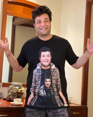 Varun Sharma Instagram - 1..2.. Ke baad aa jata hai Teen.. Yani Fukrey3 Aaj Se Cinema Gharon mai!❤️💫 Hope you guys like the Film!🫶

P.S.- Yeh Film ke start ke Pehle Din ki Picture hai!💕💥