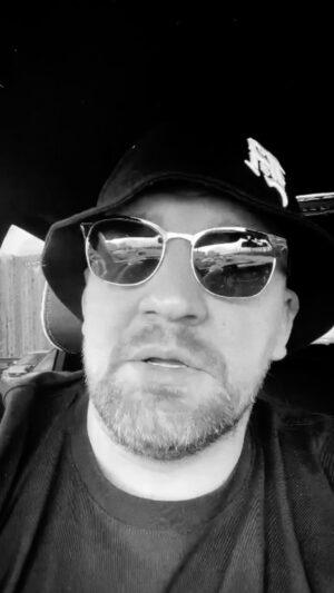 Vasiliy Vakulenko Instagram - «Удали» 

Кстати, трек уже во всех топ-чартах! Спасибо вам!
