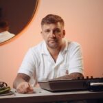 Vasiliy Vakulenko Instagram – СКА Ростов-на-Дону переходит в Winline Медиалигу. Василий Вакуленко записал обращение к болельщикам клуба. Полную версию смотрите в видео.
«Я ни разу не пожалел о своем решении участвовать в судьбе СКА. Мы пришли с большим энтузиазмом, верой в людей и приложили максимум усилий, чтобы Клуб жил, продолжал играть и развиваться. Мы пришли в сложное время. Нашим планам, как и планам многих других, помешал коронавирус. Многим стало не до футбола.
Но мы шли вперед, ставили высокие цели. Мы стремились быть первыми, но стали вторыми в ФНЛ-2 в сезоне 21/22. Это стало нашей общей победой, результатом сплочения команды с большим желанием побеждать.
С самого начала я слышу критические комментарии и советы, как управлять клубом. Большая часть — это пустые дискуссии, которые демотивируют тех, кто приходит в некоммерческий футбол. А в футбол второго дивизиона приходят энтузиасты. За пару лет прекратили существование несколько клубов второго дивизиона. Формальные требования выросли, а вариантов финансовой поддержки или спонсорства стало меньше. Самостоятельно преодолеть некоторые сложности уже невозможно.
Мы приняли непростое, но, на наш взгляд, достойное решение перейти в медиафутбол. Главное для нас — чтобы Клуб был на виду, чтобы за него болели, чтобы продолжалась его история.
Мы можем вернуться в свой дивизион в любой момент, а вот попробовать себя в новом формате — это вызов. Это возможность порадовать наших верных болельщиков и завоевать сердца новых. Понимаю, это риск. Но сейчас новое время, новые форматы. Медийный футбол становится ближе к болельщикам, к людям, для которых футбол это не просто спорт.
СКА — это важная часть моей жизни, и я хочу поблагодарить всех болельщиков и сторонников, которые нас поддерживают. СКА — это не дивизион и не лига. СКА — вне времени и вне форматов. СКА — это уважение старшего поколения игроков и болельщиков, это радость встречи на секторе юных фанатов, объединённых через поколения в любви к нашему Клубу.
Мы открыты к реальным предложениям о работе по развитию нашего родного клуба. А пока — поборемся за ваши сердца и симпатии новых болельщиков города, области и всей страны среди команд медиалиги!»