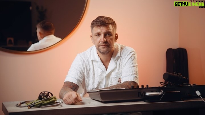Vasiliy Vakulenko Instagram - СКА Ростов-на-Дону переходит в Winline Медиалигу. Василий Вакуленко записал обращение к болельщикам клуба. Полную версию смотрите в видео. «Я ни разу не пожалел о своем решении участвовать в судьбе СКА. Мы пришли с большим энтузиазмом, верой в людей и приложили максимум усилий, чтобы Клуб жил, продолжал играть и развиваться. Мы пришли в сложное время. Нашим планам, как и планам многих других, помешал коронавирус. Многим стало не до футбола. Но мы шли вперед, ставили высокие цели. Мы стремились быть первыми, но стали вторыми в ФНЛ-2 в сезоне 21/22. Это стало нашей общей победой, результатом сплочения команды с большим желанием побеждать. С самого начала я слышу критические комментарии и советы, как управлять клубом. Большая часть — это пустые дискуссии, которые демотивируют тех, кто приходит в некоммерческий футбол. А в футбол второго дивизиона приходят энтузиасты. За пару лет прекратили существование несколько клубов второго дивизиона. Формальные требования выросли, а вариантов финансовой поддержки или спонсорства стало меньше. Самостоятельно преодолеть некоторые сложности уже невозможно. Мы приняли непростое, но, на наш взгляд, достойное решение перейти в медиафутбол. Главное для нас — чтобы Клуб был на виду, чтобы за него болели, чтобы продолжалась его история. Мы можем вернуться в свой дивизион в любой момент, а вот попробовать себя в новом формате — это вызов. Это возможность порадовать наших верных болельщиков и завоевать сердца новых. Понимаю, это риск. Но сейчас новое время, новые форматы. Медийный футбол становится ближе к болельщикам, к людям, для которых футбол это не просто спорт. СКА — это важная часть моей жизни, и я хочу поблагодарить всех болельщиков и сторонников, которые нас поддерживают. СКА — это не дивизион и не лига. СКА — вне времени и вне форматов. СКА — это уважение старшего поколения игроков и болельщиков, это радость встречи на секторе юных фанатов, объединённых через поколения в любви к нашему Клубу. Мы открыты к реальным предложениям о работе по развитию нашего родного клуба. А пока — поборемся за ваши сердца и симпатии новых болельщиков города, области и всей страны среди команд медиалиги!»