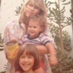Verónica Lozano Instagram – Buscar en el carrete , buscarte para tenerte un ratito .. fotos q nos hacen viajar en el tiempo , que nos traen sabores y aromas . 
Estás en mi , en mi corazón ♥️ 
Mamá, ma , mami! Te extraño y te tengo . 
Gracias Antony por hacerme mamá, por este viaje hermoso y loco , por nuestros días de amor y de peleas. Gracias por este desafío . Gracias Corchi por la familia q somos 💝•
Feliz día para todas las Mamás  de este universo 🐶🐈👶🏻🌸💘