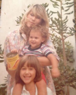 Verónica Lozano Instagram - Buscar en el carrete , buscarte para tenerte un ratito .. fotos q nos hacen viajar en el tiempo , que nos traen sabores y aromas . 
Estás en mi , en mi corazón ♥️ 
Mamá, ma , mami! Te extraño y te tengo . 
Gracias Antony por hacerme mamá, por este viaje hermoso y loco , por nuestros días de amor y de peleas. Gracias por este desafío . Gracias Corchi por la familia q somos 💝•
Feliz día para todas las Mamás  de este universo 🐶🐈👶🏻🌸💘