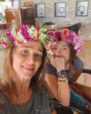 Verónica Lozano Instagram - Buscar en el carrete , buscarte para tenerte un ratito .. fotos q nos hacen viajar en el tiempo , que nos traen sabores y aromas . 
Estás en mi , en mi corazón ♥️ 
Mamá, ma , mami! Te extraño y te tengo . 
Gracias Antony por hacerme mamá, por este viaje hermoso y loco , por nuestros días de amor y de peleas. Gracias por este desafío . Gracias Corchi por la familia q somos 💝•
Feliz día para todas las Mamás  de este universo 🐶🐈👶🏻🌸💘