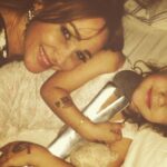 Verónica Lozano Instagram – Buscar en el carrete , buscarte para tenerte un ratito .. fotos q nos hacen viajar en el tiempo , que nos traen sabores y aromas . 
Estás en mi , en mi corazón ♥️ 
Mamá, ma , mami! Te extraño y te tengo . 
Gracias Antony por hacerme mamá, por este viaje hermoso y loco , por nuestros días de amor y de peleas. Gracias por este desafío . Gracias Corchi por la familia q somos 💝•
Feliz día para todas las Mamás  de este universo 🐶🐈👶🏻🌸💘