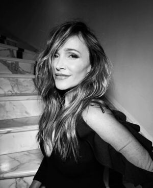 Verónica Lozano Instagram - Vengo a presumir 😅😂📌
Algunas fotis que hicimos el viernes . 
Peluca furiosa en manos de @cristinacagnina @ceriniclaudio y la abundancia de @hairconti 🌈
Makeup de locos de @malenna.makeup @frumboliestudio •
Styling del duo cosmic @anitakorman @bymillie.bressi •
Body @vlbyantolin • la carita me la cuida @draeugeniacastello 💜
🌷💕😍🍹🔥