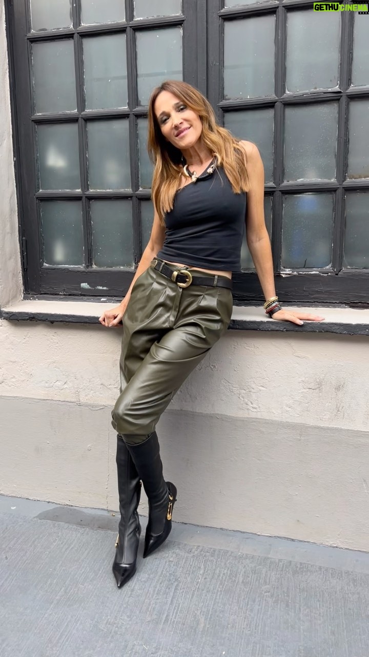 Verónica Lozano Instagram - Berna 💘 @berna.com.ar • Botas @versace @importedfashionthings 🍍