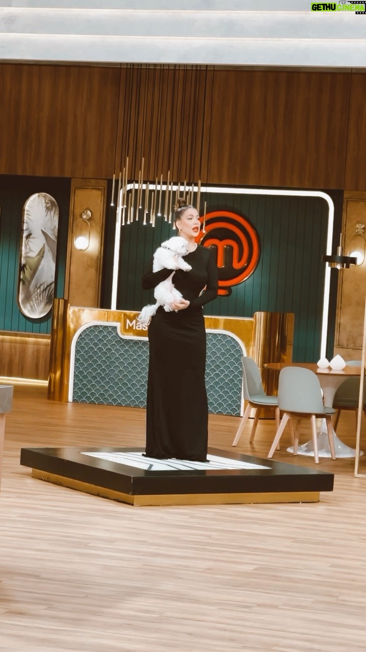 Verónica Lozano Instagram - Copito llegó a @masterchefargentina ♥️🐶🦴 Video @fermaruri
