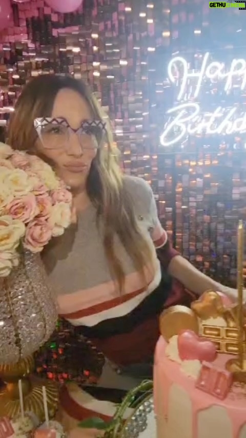Verónica Lozano Instagram - Alta fiesta de cumple 🎈! Gracias por tanto amor , festejando con mis amig@s y compañer@s del canal 😀🍫Casacada: @dayfest.arg 🍿 Copos y Pochoclos: @guacamole_eventos 🍰 Torta y Bombones: @tortasjuliette 🍗 Pernil: @elaeventos 📷 Plataforma 360: @shine___360 ✨Panel de shimmer: @midulcepier 🍬Candy: @patricinhafesta 🍕 Pizza Party: @pizzapartymammamia @mimegol ORGANIZACIÓN: @2mas.uno / @capochatv ♥️