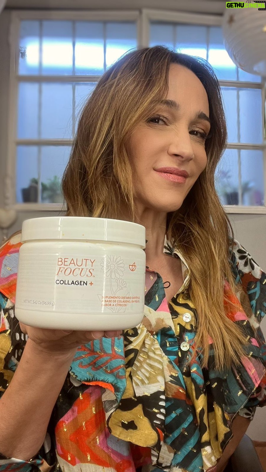 Verónica Lozano Instagram - Cómo estoy de festejo por mi cumpleaños, hoy quiero regalarte una información muy valiosa 🧡 que me transformó y me hace muy bien. Hace unas semanas que estoy tomando el colágeno que me recomendó Bren.🫂 Beauty focus collagen plus 🍊 es el único colágeno en el mercado que te garantiza resultados a la 4ta semana de consumirlo Por que este y no otros? ‼️ Este colágeno es doblemente hidrolizado y tu organismo lo absorbe en un 95% La mayoría de los colagenos son genéricos (farmacia y dieteticas) solo absorben entre un 5% y 10% como máximo, todo el resto se elimina por orina. Además este colágeno tiene un sabor riquísimo a naranja, esta endulzado con stevia y no es amargo comparado a otros. En @tipsdebren vean todos los resultados que le brindó este colágeno y a sus clientas 🤩 Si van de mi parte tienen descuento y 12 cuotas sin interés para sus compras 🥳🛒 A festejar se ha dicho 🎂🎈
