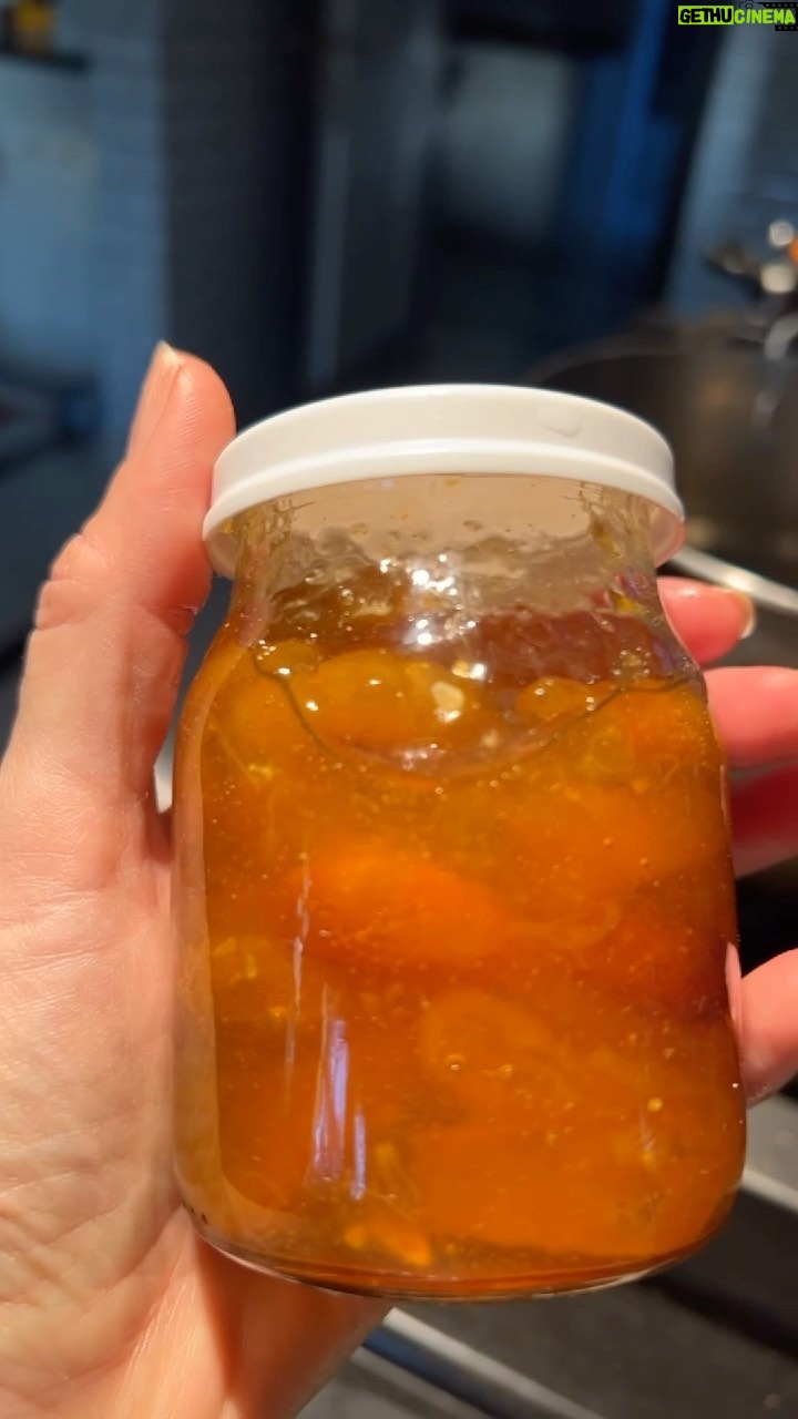 Verónica Lozano Instagram - Quinotitos del amor 🧡 Mermelada Lavamos los quinotos Los ponemos a hervir y sacamos semillas Hacemos caramelo con misma cantidad de agua y azúcar ( podes usar azúcar negra / mascabo) Las proporciones deben ser iguales a la cantidad de quinotos( peso ) Fuego moderado , revolvemos , entrenamos paciencia, sacamos semillas q hayan quedado .. 30 min Fíjate q los quinotos queden brillantes flotamos en el caramelo . Por otro lado herví en una cacerola con agua el frasquito donde vas a para poner la preparación ! Así queda esterilizado. Poner dulce en frasco y listo ✔️ Me importa muchos quinotos