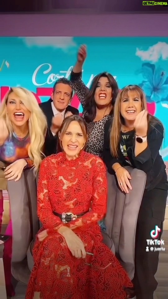 Verónica Lozano Instagram - Quienes son 😍🤔 @lalioficial cc @moria_laone ♥️ Idea y producción @juariu @costaokis @paolajuarezok @mauro.szeta @victoriaxipolitakisok @heberybanez @soyfersala @conivalente @loly_apecechea @salgadengue