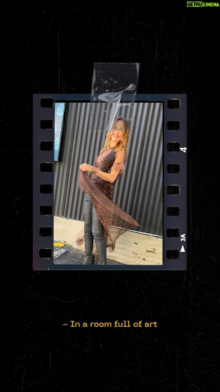 Verónica Lozano Instagram - Audio sin editar 😅🤣🔉 Belleza de vestido Tres formas de combinar estas prendas : Vestido solito 🚀 Vestido , pantalón de cuero y body 💫 Pantalón de cuero y body 💣 @kosiukooficial @cynthiakern 💘