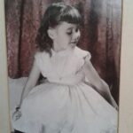 Verónica Lozano Instagram - Mamá, Ayer fue tu cumple 💖🌷• Te extraño siempre. Estás en mi , en Antony en Piru, en mis perros y plantas . En los bailes y los besos al pan antes de tirarlo . Me da tristeza saber que te tuve menos días del total de mis dias que vengo viviendo .. cosas matemáticas .. Te imagino con Chiquita , Polo y Polito . Muchos perros del cielo , sanguchitos y amor . Te abrazo y te quiero ❤️ Tu hija 💫💖🌷