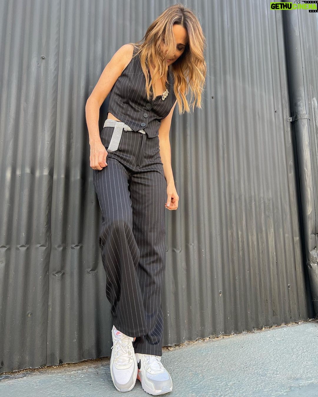 Verónica Lozano Instagram - Dame pantalones y chalequitos 💘 @itmarketba Pelito @mechita111 😀 Zapas @importedfashionthings 🧡• Pongan función “desvene” para el contenido 5 🤔😅