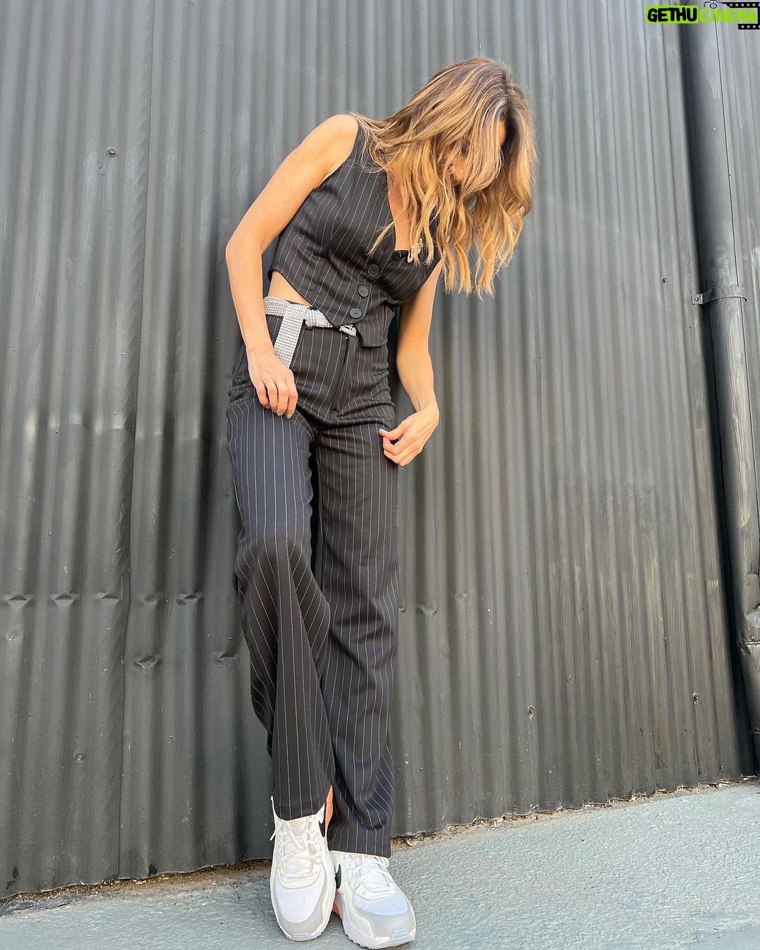 Verónica Lozano Instagram - Dame pantalones y chalequitos 💘 @itmarketba Pelito @mechita111 😀 Zapas @importedfashionthings 🧡• Pongan función “desvene” para el contenido 5 🤔😅