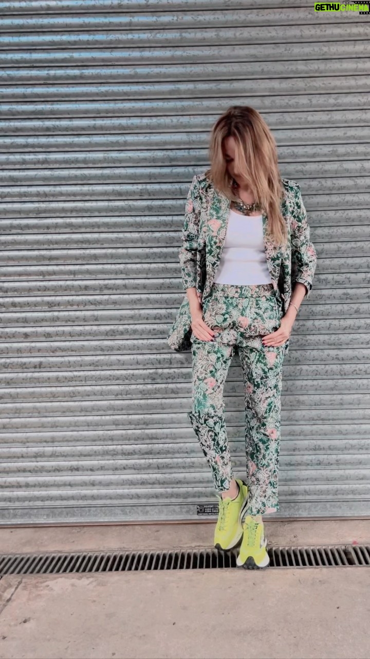 Verónica Lozano Instagram - Trajecito soñado 💘 @ginebrabsas @micatinelli 🦋 @cristinacagnina @irearcieri @maruvenancio 🌷 Zapas @importedfashionthings