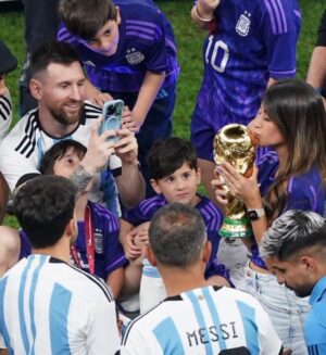 Verónica Lozano Instagram - Hola @fifa me imagino q es fake news q quieren sancionar a nuestra Capitana del Amor Antonela. 
Sin ella nada de esto hubiera sido posible , ella también puede y merece besar la copa . Nos representa ♥️.
Es también Su Copa , La Nuestra .🇦🇷💖👊🏻