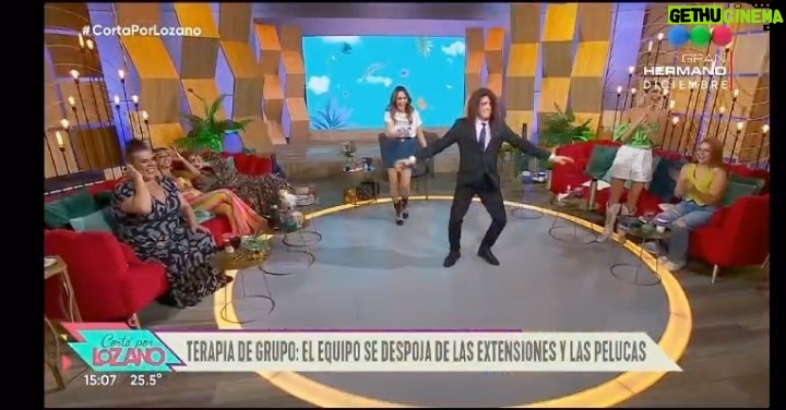 Verónica Lozano Instagram - Costi también se liberó en vivo . Mauro hizo uso de la peluca con vicky y Juariu .Pao y Sunny celebraron ❤️.Nos quiero mucho , nos tenemos 💝