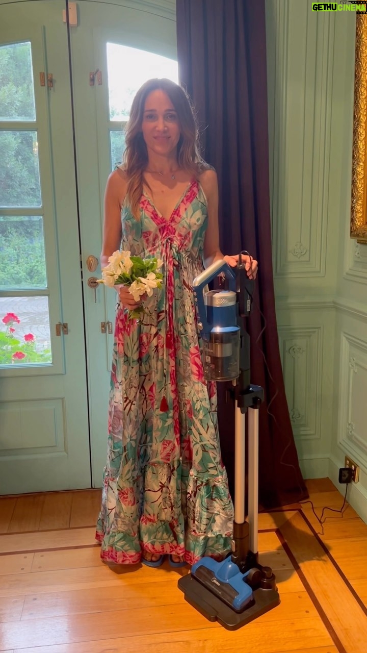 Verónica Lozano Instagram - Me casé 👰🏻💘 Una de mis facetas ocultas y que pocas personas conocen es mi toc con la aspiradora . Hoy por ejemplo con los nervios q tengo por el partido de 🇦🇷 me agarra la loca y me pongo a aspirar todos esos rincones que siempre quedan con ese típico polvillo que me enloquece 🤪. Y es en esos momentos en que productos como la nueva aspiradora inalámbrica stick 2 en 1 de @midea_arg es todo lo que está bien!!!. -Es inalámbrica, así que te olvidás del cable enredado por todos lados 🤯 -Tiene 45 minutos de autonomía en uso (un montón!) -Trae una luz led para ver dónde estás aspirando (ideal para abajo de las cosas o recovecos difíciles) -Tiene 180 grados de movimiento, para alcanzar cualquier rinconcito. -Es 2 en 1, porque la podes usar en el cuerpo principal, o sacarla y usarla de forma portátil (esto es lo más!). -Trae un montoooon de accesorios para todo tipo de usos. -La limpieza es facilísima!, sacás el colector de polvo, lo vaciás, lo lavás, y lo volves a poner con un sólo movimiento. Chau bolsas espantosas llenas de polvo. Con @midea_arg equipo mi casa con electrodomésticos de clase mundial, y con esta aspiradora inalámbrica 2 en 1 doy rienda suelta a mi toc de limpiar todo el polvillo!