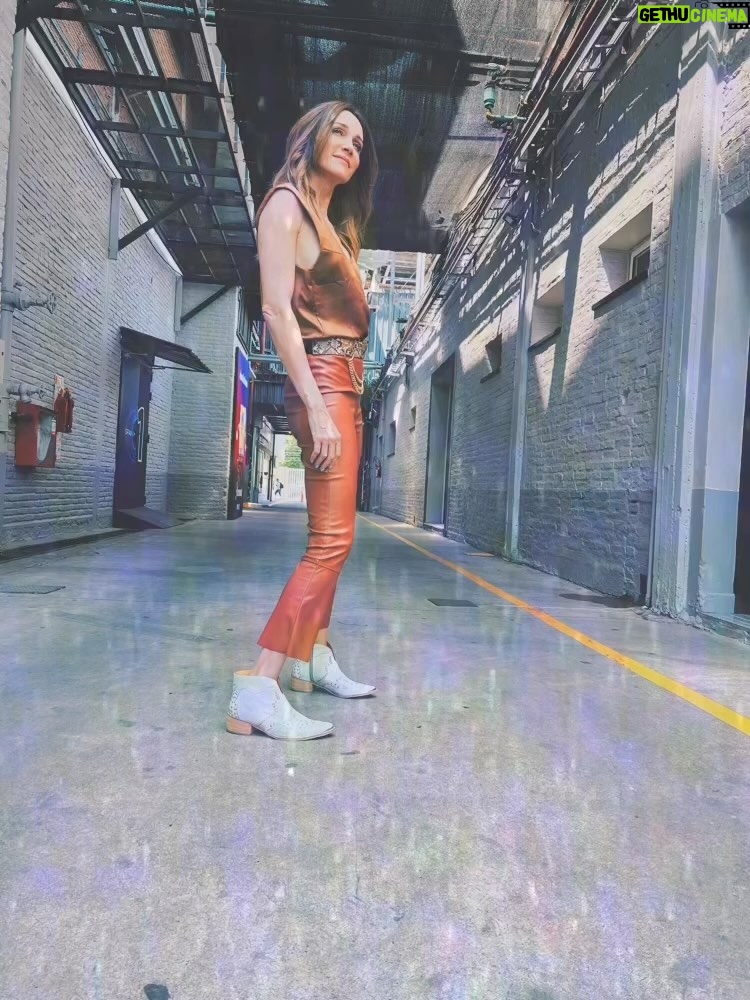Verónica Lozano Instagram - BERNA 🧡 @berna.com.ar • Botitas @vikki.shoes 🌈• @mechita111 @irearcieri @maruvenancio 🍀 @peluqueroscontemporaneos 📸