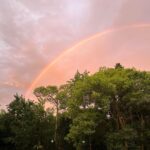 Verónica Lozano Instagram - Un arcoíris​​ o arco iris es un fenómeno óptico y meteorológico que causa la aparición en la atmósfera terrestre de un arco multicolor, a veces, doble, por la descomposición de la luz solar en el espectro visible. Se produce por refracción, cuando la luz atraviesa gotas de agua. Cada vez q lo vemos nos da alegria , al menos a mi ! Grito , quiero compartirlo , avisar , grito “arcoíris, arcoíris “ No se q habrá al final , pero al principio hay alegria 💖🌈💫 . Les comparto el q vi hace un rato !