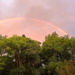 Verónica Lozano Instagram - Un arcoíris​​ o arco iris es un fenómeno óptico y meteorológico que causa la aparición en la atmósfera terrestre de un arco multicolor, a veces, doble, por la descomposición de la luz solar en el espectro visible. Se produce por refracción, cuando la luz atraviesa gotas de agua. Cada vez q lo vemos nos da alegria , al menos a mi ! Grito , quiero compartirlo , avisar , grito “arcoíris, arcoíris “ No se q habrá al final , pero al principio hay alegria 💖🌈💫 . Les comparto el q vi hace un rato !