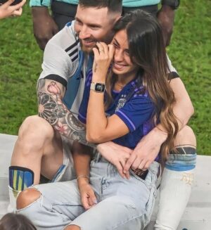 Verónica Lozano Instagram - Hola @fifa me imagino q es fake news q quieren sancionar a nuestra Capitana del Amor Antonela. 
Sin ella nada de esto hubiera sido posible , ella también puede y merece besar la copa . Nos representa ♥️.
Es también Su Copa , La Nuestra .🇦🇷💖👊🏻