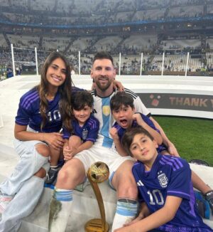 Verónica Lozano Instagram - Hola @fifa me imagino q es fake news q quieren sancionar a nuestra Capitana del Amor Antonela. 
Sin ella nada de esto hubiera sido posible , ella también puede y merece besar la copa . Nos representa ♥️.
Es también Su Copa , La Nuestra .🇦🇷💖👊🏻
