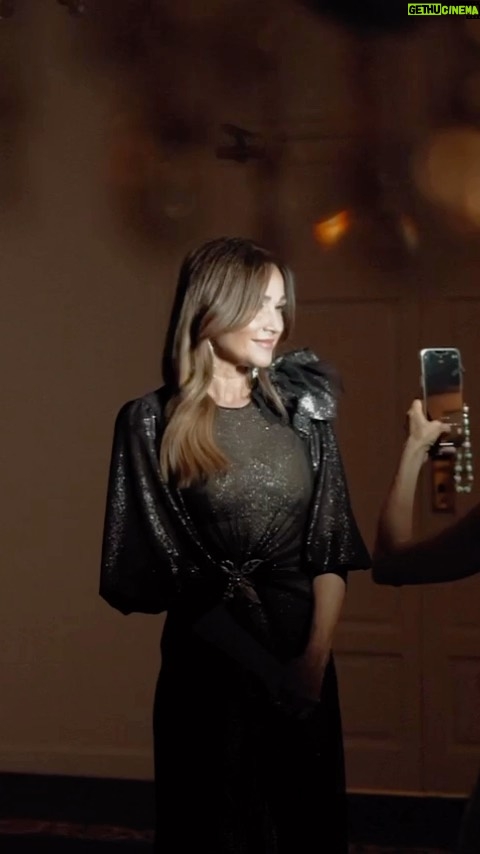 Verónica Lozano Instagram - Editado de imágenes y momentos de la Tapa de Gente ❣️ #personajesdelaño • Vestido @vlbyantolin hecho con mucho amor por todo el team de Nati ⚡️• Mi pelito lo cuida mi dulce Cris @cristinacagnina @cerininet • Mi carita @irearcieri y sus paletas 🍭 • Marulina dando el toque final 🪡 en mano 🌸• @maruvenancio • Agus registrando cada momento con amor y paciencia @aagusal ( foto y video) Mis botitas @ginebrabsas , hermosa opción para mis pies aún en recuperación ❤️🩹 • Accesorios @swarovski @gabriellacapucci • Gracias @chrisbeliera @ferrinijuliana ❣️@juanastibia por la invitación ⚡️• Gracias @alvearpalace por ser siempre tan 💖
