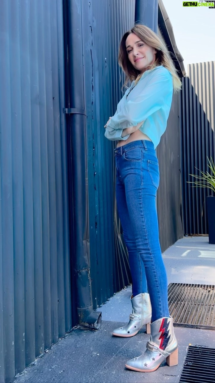 Verónica Lozano Instagram - NAÍMA EN DOS VERSIONES 🌈• Todo blanco y Jean 🦋 @naimaoficial @julio_k • @irearcieri @mechita111 / @clarabarceloshoes @margiefranzinishoes 💝