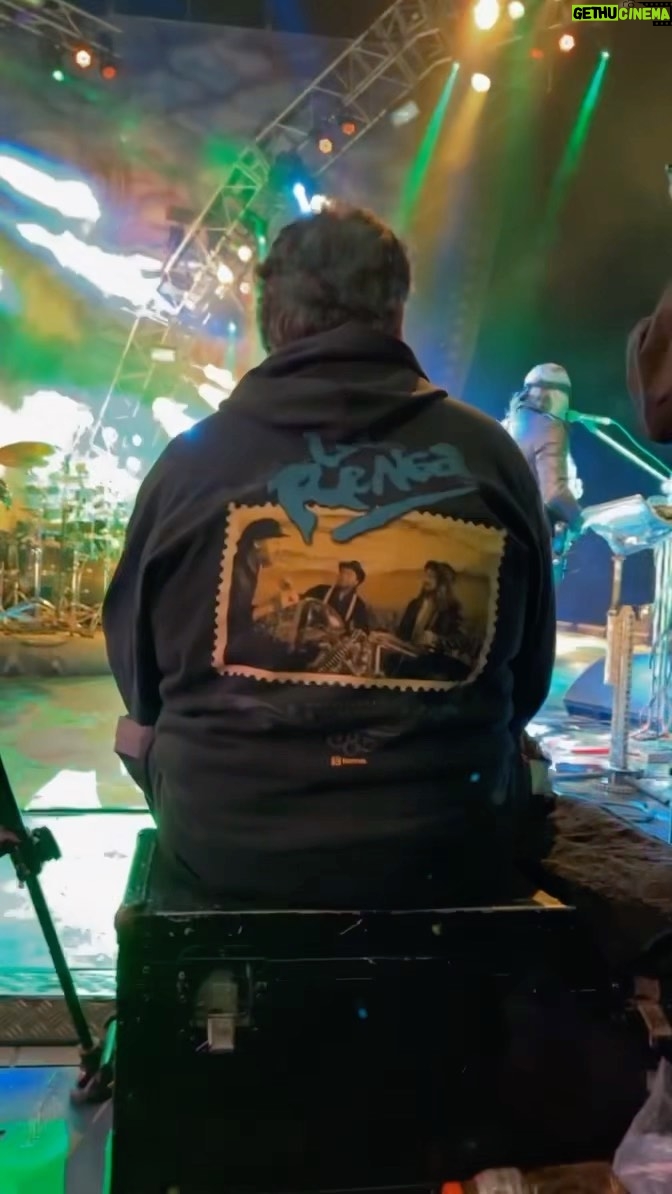 Verónica Lozano Instagram - Gracias por el rock . De la mano de Corchi conocí un grupo de amigos , talentosos , mágicos, poderosos ; y por añadidura sus familias , sus compañeras de vida , hijos , hijas . El sábado en Uruguay, Maldonado dieron un show hermoso , contra viento y lluvia . Gracias Gus , Tete y Tanque , Gracias La Renga , Cris, Gaby y a el equipo todo ( son una banda preciosa de pibes y pibas ) por el trance musical y de alquimia que junto a su público disfrute con locura . @larenga 🔥🎸🇺🇾🇦🇷