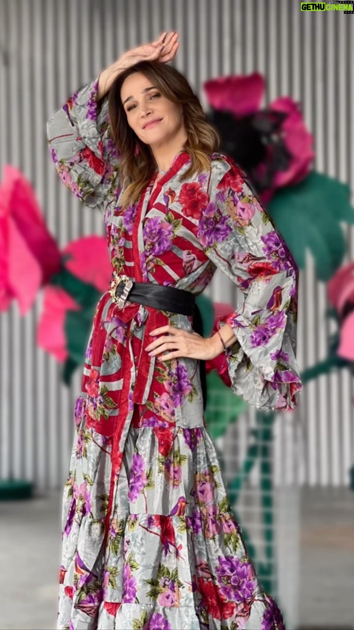 Verónica Lozano Instagram - Mujeres emprendedoras , con proyectos y ganas de superación 💜 Vestido /kimono @corarecoleta Botitas @pinskandpinsk @warmichella @belumoroni 🍫 🌷 mi pelito @mechita111 🌸 makeup @juliedoee