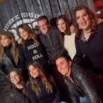 Verónica Lozano Instagram - Hermosa noche para abrazarnos y demostrar lo q somos juntos . Ya son 7 años de trabajo , Alegría y celebración . Nos juntamos por q si ! Por q está lindo bailar y decirnos cuanto nos queremos . Gracias @ribsalrio por recibirnos , por darnos cosas ricas y poner música a esta noche ; el mejor lugar para hacer tu mini fiesta privada 🤩 ( Paseo de la Infanta 📌) Gracias @somosjecan por organizar todo de modo tan lindo ❤️ Aguante @cortaxlozanofan 🌈📌❤️