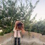 Verónica Lozano Instagram – Esta es la historia de dos perritos que se querían mucho , un día conocieron una niña llamada Antonia y nunca más se quisieron despegaron de ella . 
Una tarde de sol con sabor a agua fresca encontraron una señora que reía y juntaba flores . 
Cómo puede seguir esta historia ? Te invito a escribir 💬 
Fotos / palabras / cuentos sin sentido 🙌🏻🍀
@berna.com.ar 🧡 @bymillie.bressi @anitakorman @rickysarkany