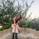 Verónica Lozano Instagram – Esta es la historia de dos perritos que se querían mucho , un día conocieron una niña llamada Antonia y nunca más se quisieron despegaron de ella . 
Una tarde de sol con sabor a agua fresca encontraron una señora que reía y juntaba flores . 
Cómo puede seguir esta historia ? Te invito a escribir 💬 
Fotos / palabras / cuentos sin sentido 🙌🏻🍀
@berna.com.ar 🧡 @bymillie.bressi @anitakorman @rickysarkany