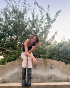 Verónica Lozano Instagram - Esta es la historia de dos perritos que se querían mucho , un día conocieron una niña llamada Antonia y nunca más se quisieron despegaron de ella . Una tarde de sol con sabor a agua fresca encontraron una señora que reía y juntaba flores . Cómo puede seguir esta historia ? Te invito a escribir 💬 Fotos / palabras / cuentos sin sentido 🙌🏻🍀 @berna.com.ar 🧡 @bymillie.bressi @anitakorman @rickysarkany