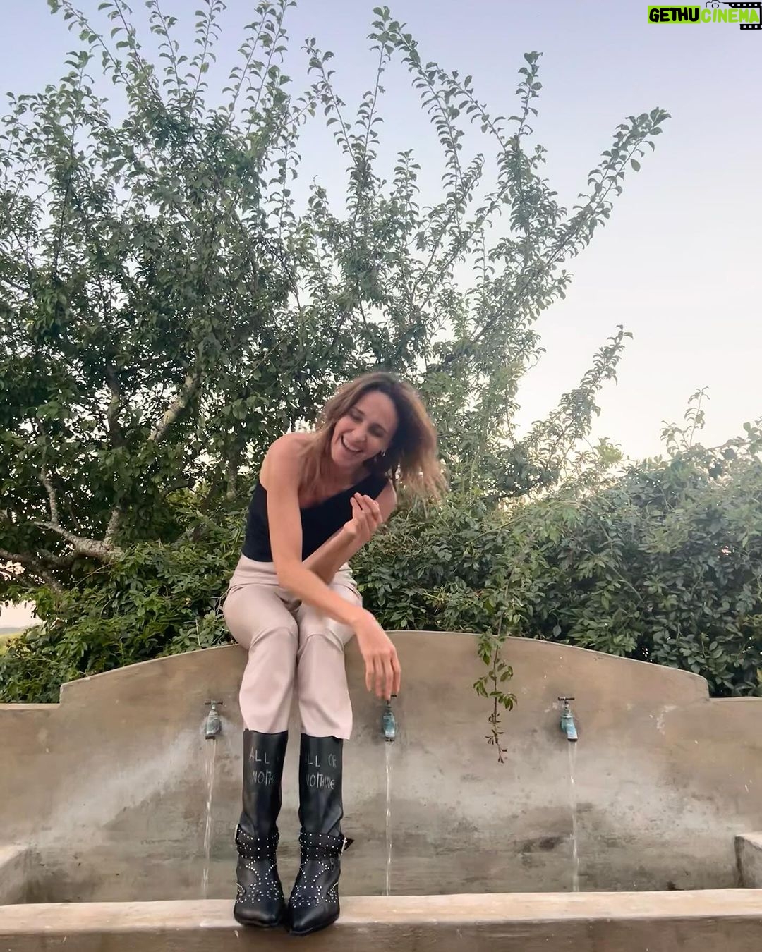 Verónica Lozano Instagram - Esta es la historia de dos perritos que se querían mucho , un día conocieron una niña llamada Antonia y nunca más se quisieron despegaron de ella . Una tarde de sol con sabor a agua fresca encontraron una señora que reía y juntaba flores . Cómo puede seguir esta historia ? Te invito a escribir 💬 Fotos / palabras / cuentos sin sentido 🙌🏻🍀 @berna.com.ar 🧡 @bymillie.bressi @anitakorman @rickysarkany