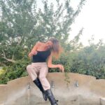 Verónica Lozano Instagram – Esta es la historia de dos perritos que se querían mucho , un día conocieron una niña llamada Antonia y nunca más se quisieron despegaron de ella .
Una tarde de sol con sabor a agua fresca encontraron una señora que reía y juntaba flores .
Cómo puede seguir esta historia ? Te invito a escribir 💬
Fotos / palabras / cuentos sin sentido 🙌🏻🍀
@berna.com.ar 🧡 @bymillie.bressi @anitakorman @rickysarkany