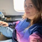 Verónica Lozano Instagram – Había una glicina con luz de luna ,que tenía una casita con acuarelas y mesas para degustar platos ricos . Cuando bajaba el sol un perrito dormía en un canasto ,soñaba con volar y a su mamá saludar 😅❤️.

Sin sentido… fotos que tejen  palabras y cuentos 🧚🙌🏻